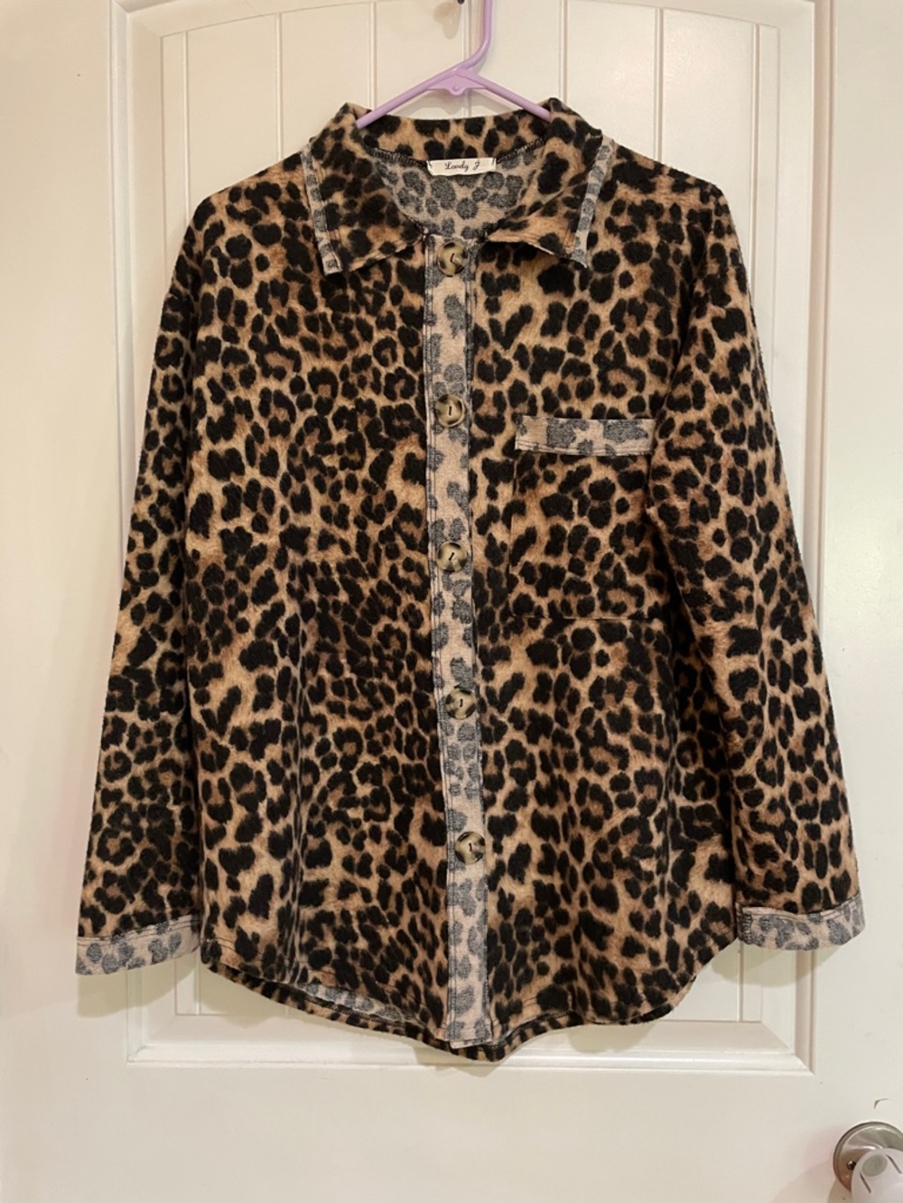 Lovely j long sleeve leopard print button up M/L EUC